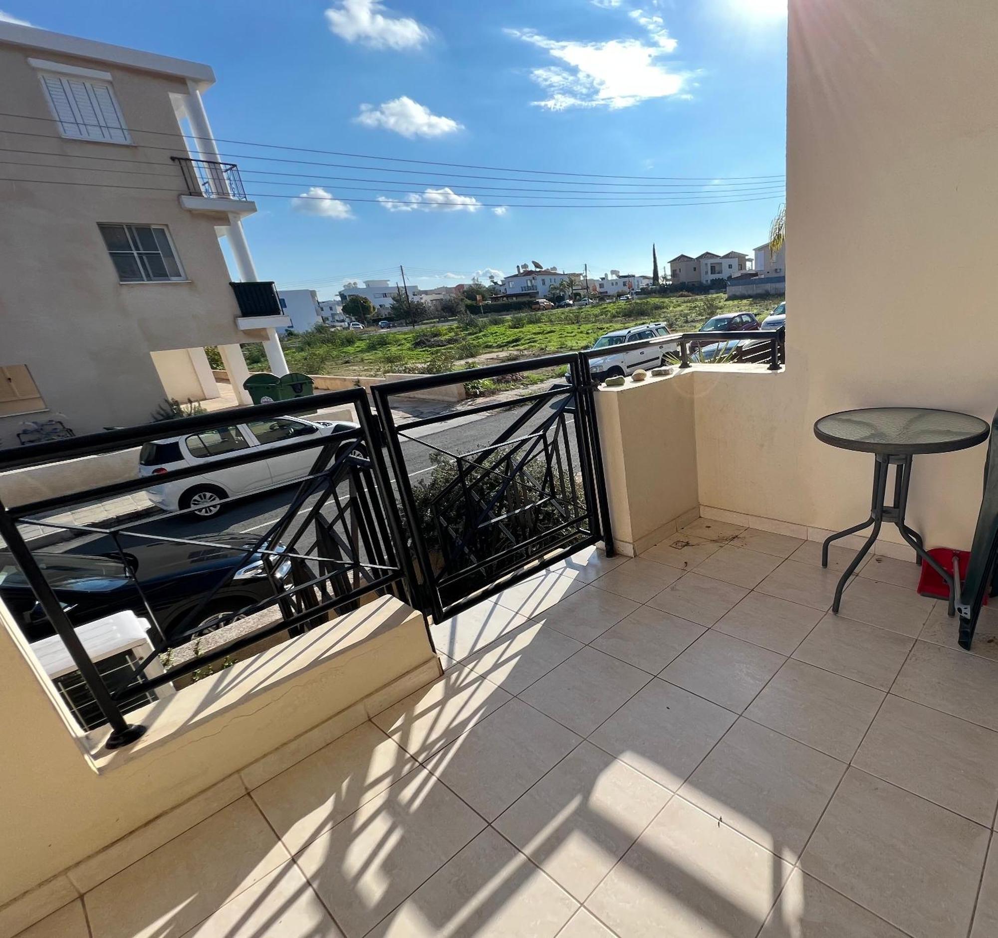 Apartment 1 Bedroom In Chloraka With A Garden *